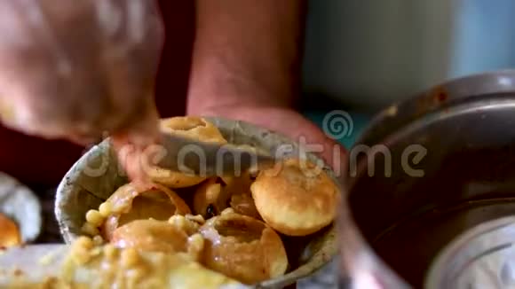 准备印度街头食品普奇卡或帕尼普里或格尔帕视频的预览图