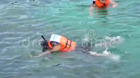 人们穿着救生衣在海洋上游泳在沙滩上享受暑假2019年4月10日星期日PhuQuoc视频的预览图