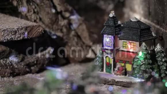 童话般的房子被蓝色和红色的灯光照亮视频的预览图