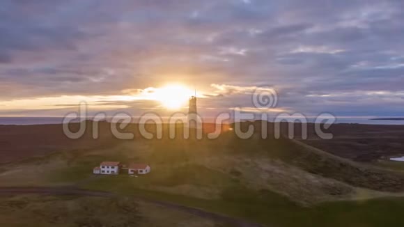 日落时的雷卡扬尼斯维蒂灯塔雷克珍半岛冰岛鸟瞰图视频的预览图