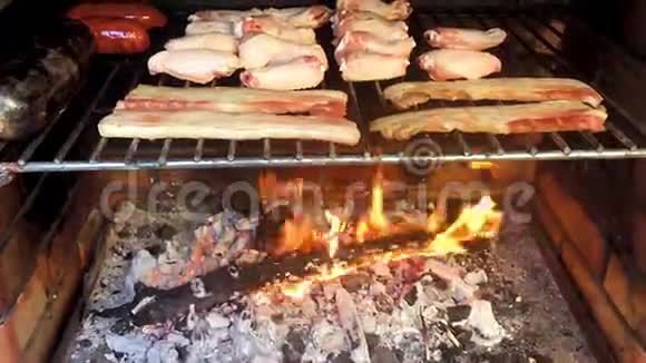 手工烧烤有香肠培根黑布丁和烤鸡翅视频的预览图