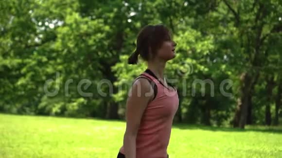 女孩在公园草地上跳绳视频的预览图