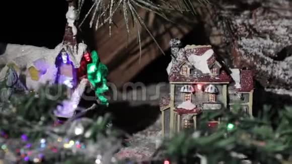 由五颜六色的灯光照亮的仙女房子的圣诞节组成平滑相机运动视频的预览图