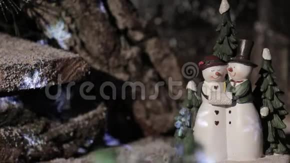 雪人在一座木房子的背景上闪烁着灯光视频的预览图