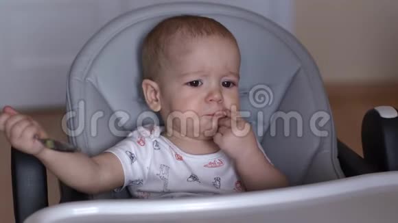 妈妈用勺子喂她可爱的宝宝他开始微笑视频的预览图