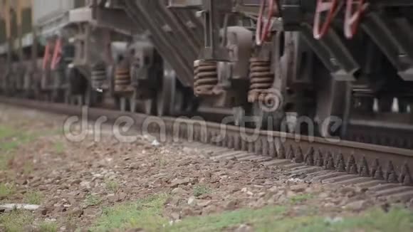 火车的金属车轮通过铁路轨道视频的预览图