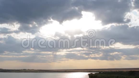 乌云密布的景象阳光从湖面上掠过视频的预览图