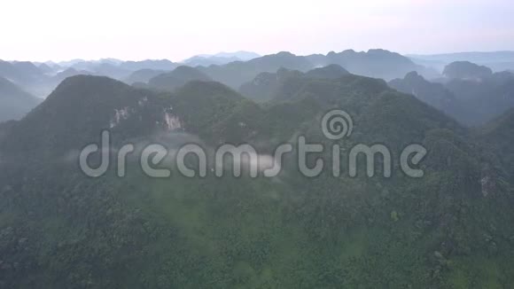 白色的浓雾笼罩在陡峭的山脉顶端视频的预览图
