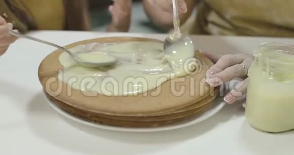 涂上炼乳的烤饼的特写盘子里有甜面包店电影4k镜头ProRes总部视频的预览图