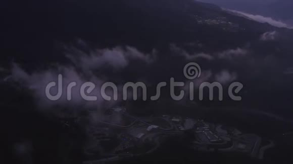 上空无人驾驶飞机飞过山谷中的城市上空鸟瞰多云的天空视频的预览图