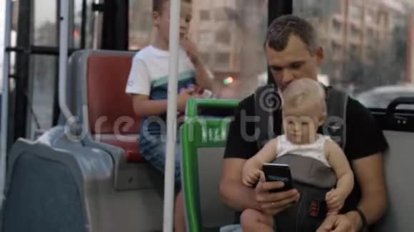 父亲带着两个孩子乘公共汽车旅行视频的预览图