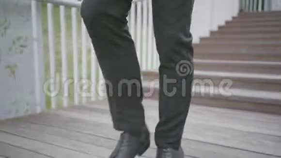 漂亮自信的年轻商人穿着一套正式西装穿着黑色皮鞋快速走下楼梯视频的预览图