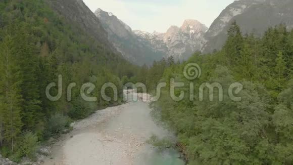 黄昏时分在斯洛文尼亚特里戈洛夫国家公园附近的朱利安阿尔卑斯山脉的一条绿松石的索卡河上的空中无人机景观视频的预览图