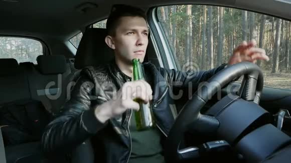 愤怒的酒后驾车者驾车时饮酒视频的预览图