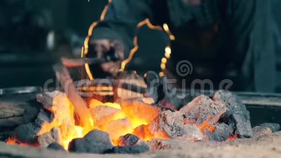 职业铁匠在锻造厂工作时检查燃煤视频的预览图
