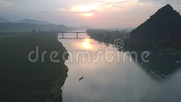 壮观的日落美景笼罩着平静的热带河流视频的预览图