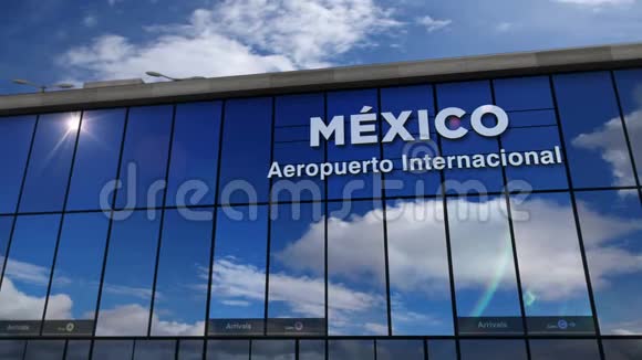 在墨西哥降落的飞机在候机楼内视频的预览图