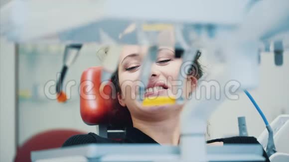 牙椅上的一位病人张开了嘴病人背景上的牙科慢视频视频的预览图