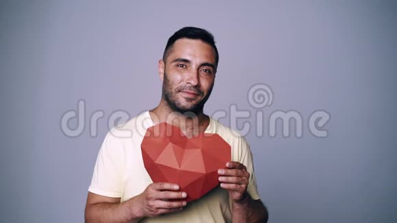 西班牙男子手持红色多角纸心形视频的预览图