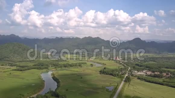 河流穿过山谷有田野和城镇的上景视频的预览图
