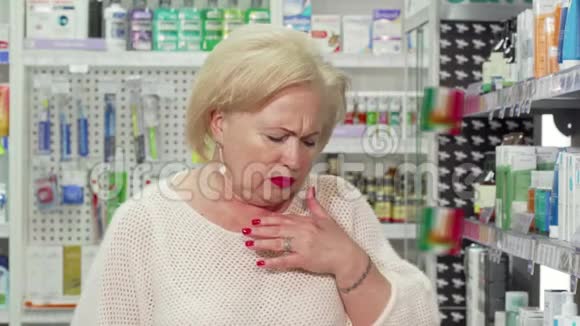 老年妇女生病在当地药房找药视频的预览图