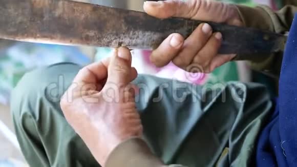 亚洲老人用手竹棒切片技术为竹篮打水准备材料视频的预览图
