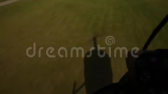 低空飞行的直升机飞过田野直升机的影子落在草地上小型轻型航空视频的预览图