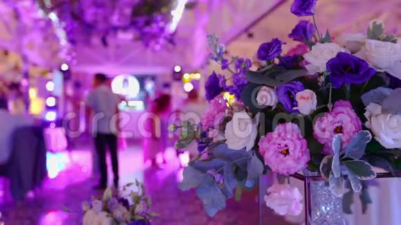 人们在花的背景上跳舞鲜艳的颜色人们在婚礼上跳舞视频的预览图