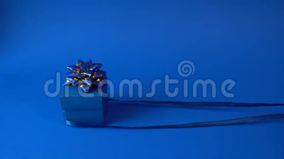 蓝色礼品盒带有经典蓝色背景的金色丝带视频的预览图