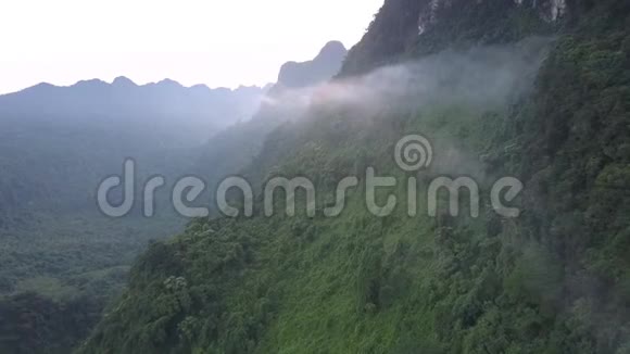 灰色天空下高峻山脉之间的雾霭视频的预览图