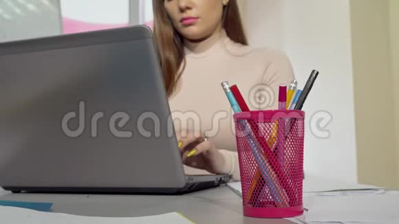 一名女学生从铅笔杯中取出铅笔的弯针视频的预览图