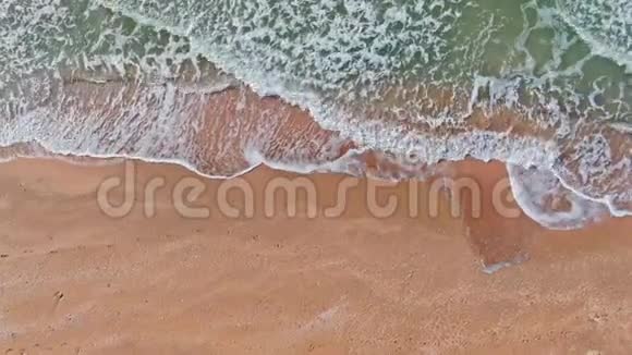 爱尔沙特一般海滩CRIMEAUKERCHEJERBER2019年AZOV海潮的顶部视图与绿色波浪和黄色视频的预览图