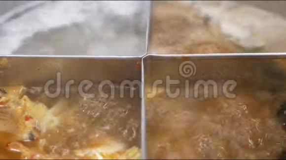 近煮火锅包含四段不同类型的汤肉汤视频的预览图