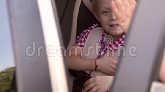 夏天快乐的小男孩在汽车座位上了脸儿童安全视频的预览图