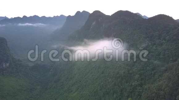 云在峡谷的高山山脉之间视频的预览图
