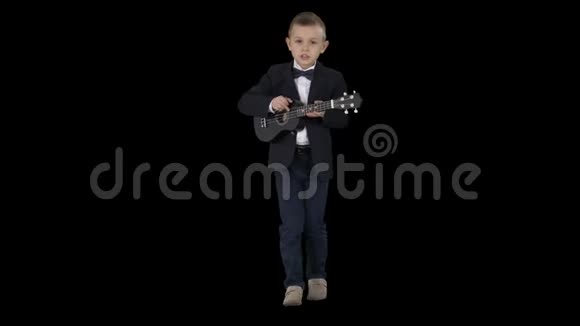 穿着戏服走路和玩四弦琴的男孩阿尔法频道视频的预览图