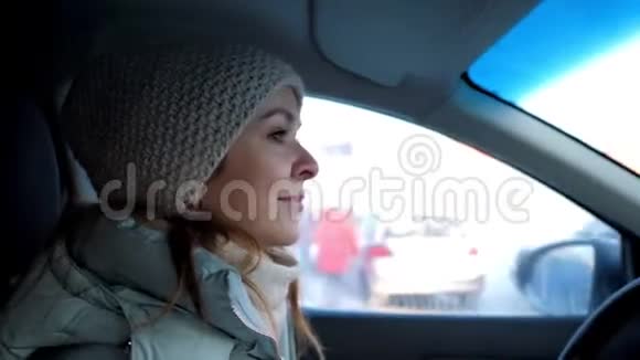 关车小女孩驾驶汽车过了冬天的交通视频的预览图