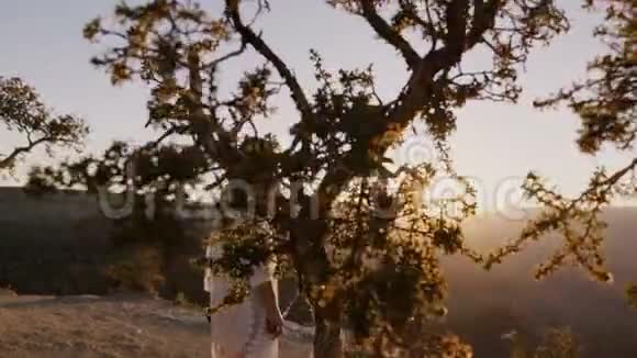 慢镜头滑过后快乐惊讶的年轻女子观看惊人的日落大峡谷山风景视频的预览图