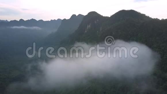 灰雾和小云笼罩在高山山脉之间视频的预览图