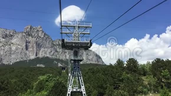 追踪在森林上方移动索道到陡峭的山岩墙视频的预览图