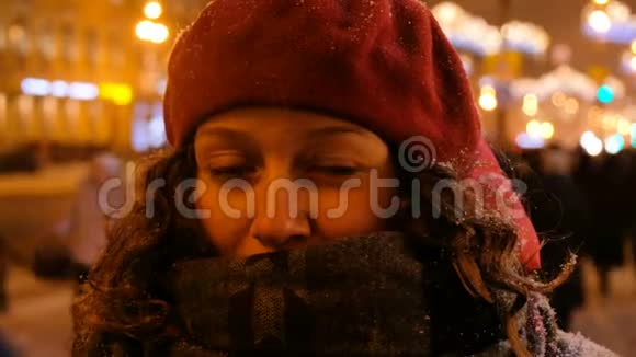 冬画像一个女孩特写的背景上的夜城雪落在头发上视频的预览图