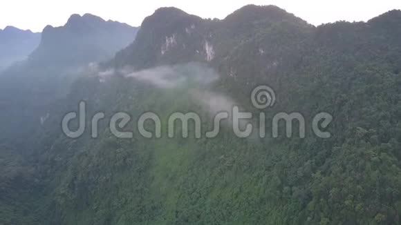 灰雾笼罩在陡峭的山脉上鸟瞰视频的预览图