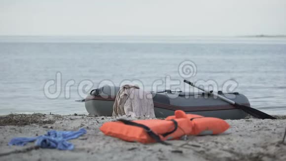 被遗弃的船只救生衣和海滩上的衣服游泳伤害统计视频的预览图