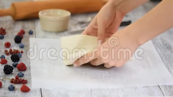 厨师在羊皮纸上滚动松饼把米勒菲耶做成浆果视频的预览图