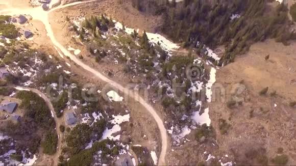 从鸟瞰的角度飞过美丽的维利卡平原里面满是云杉小房子和山视频的预览图