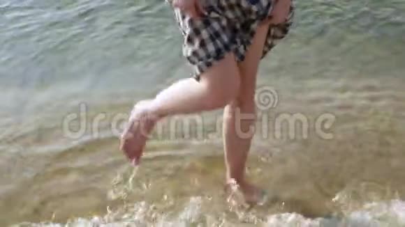 快关门性感的女腿在海上行走冰冷的海水视频的预览图