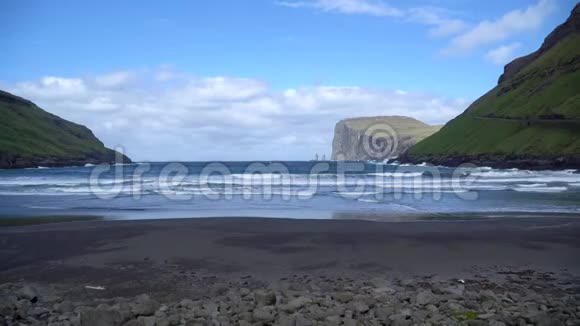 从Tjornuvik湾看到的位于法罗群岛丹麦欧洲斯特雷莫伊的Risin和Kellingin岩石视频的预览图