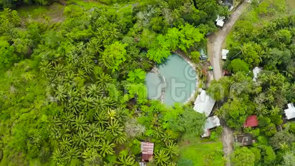 苏打水游泳池菲律宾卡米金岛热带森林游泳池视频的预览图