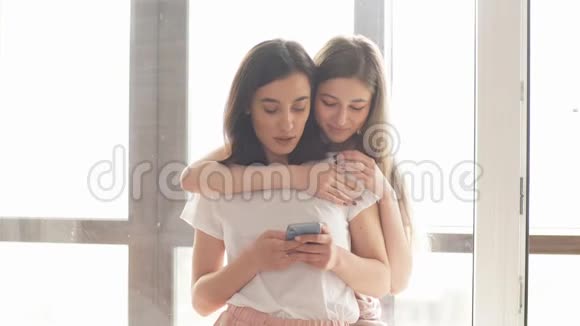 两个姐妹在网上和朋友聊天视频的预览图