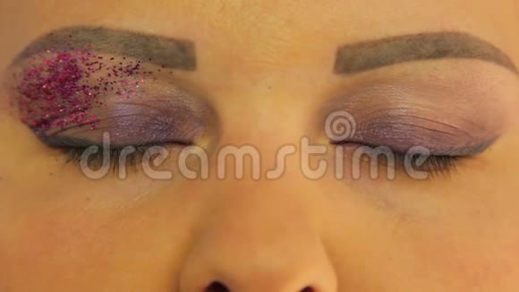 一只眼睛上有淡紫色的妆容明亮的淡紫色闪闪发光视频的预览图